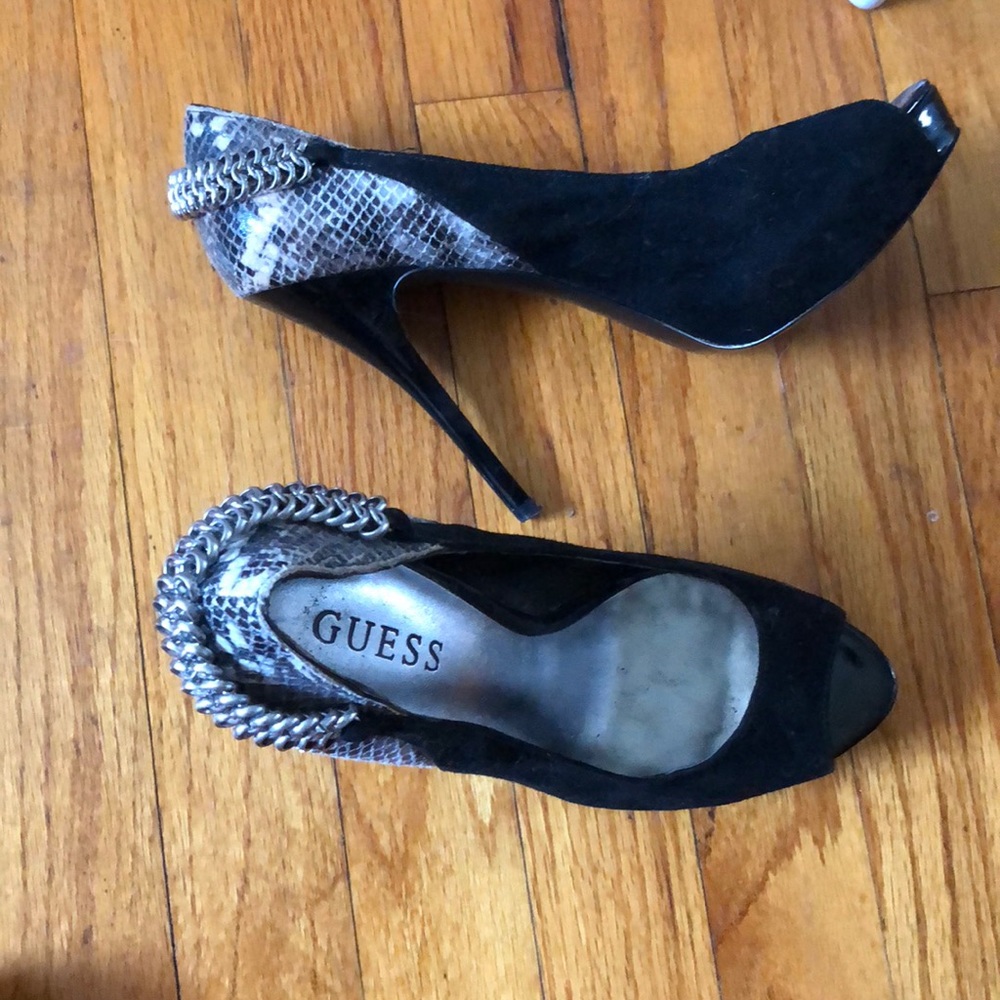 Black Guess pumps with snake skin backings